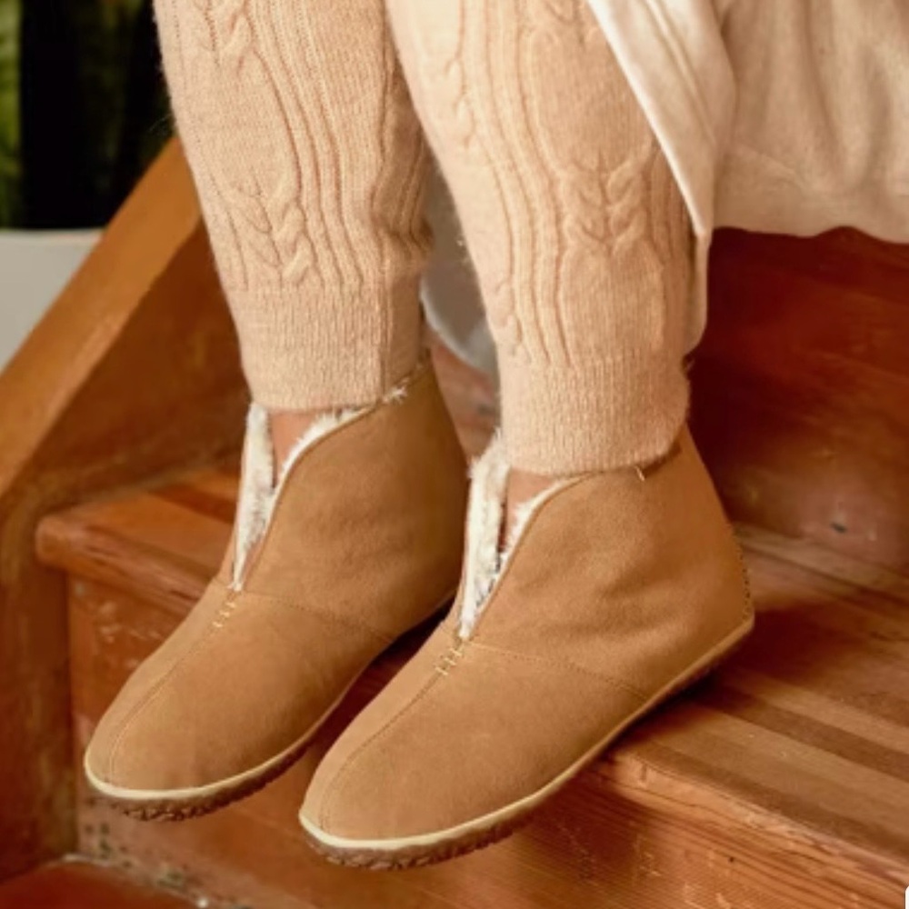 Minnetonka Tucson slippers booties tan leather size 8